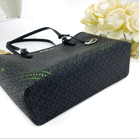 LAST DAY SALE Michael Kors London Tote & Keychain - Picture 6 of 8